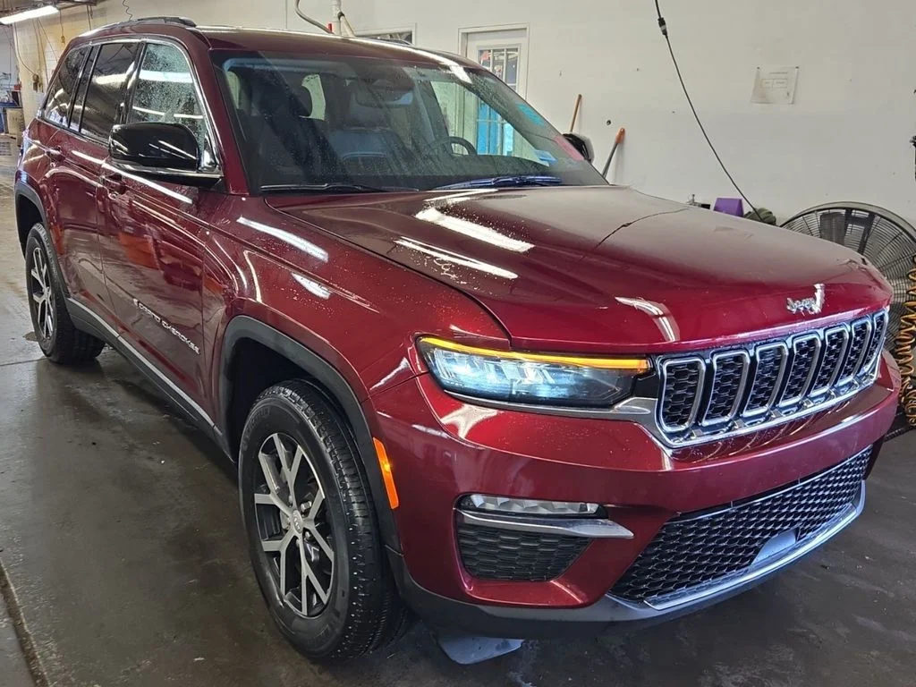 Used 2023 Velvet Red Pearlcoat Jeep Limited image 3