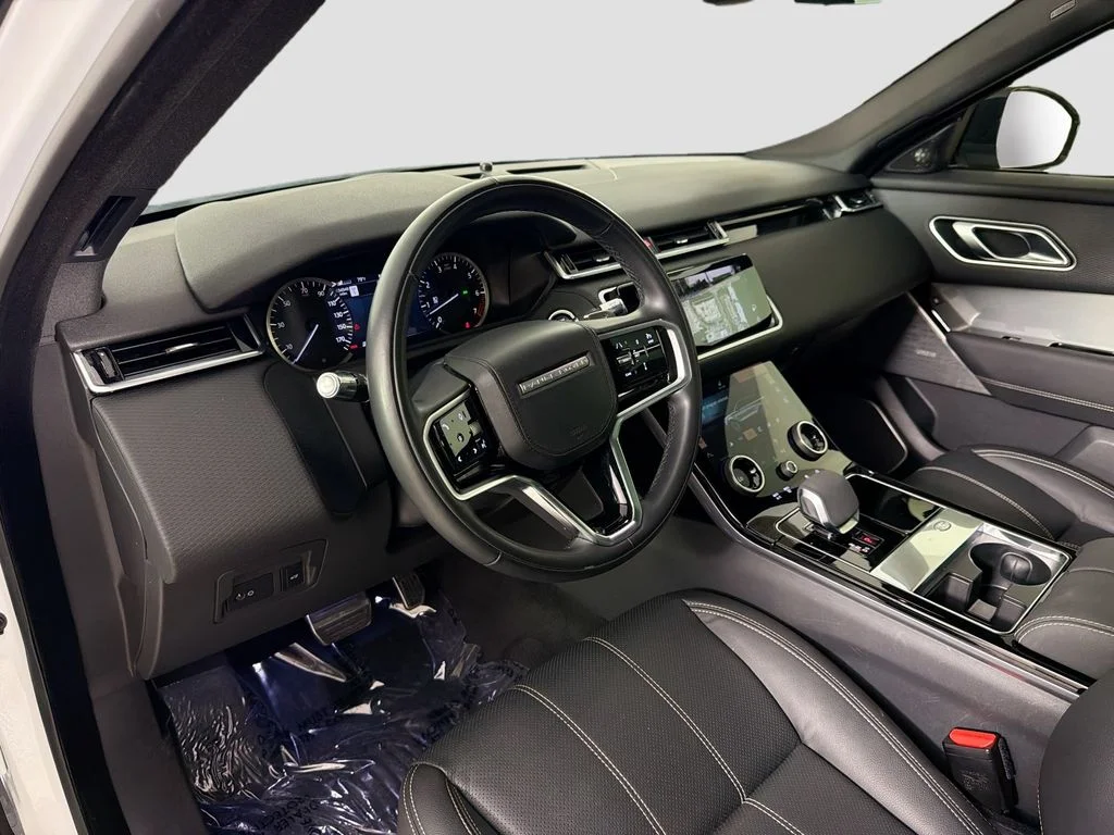 Used 2023 White Land Rover R-Dynamic S MHEV image 24