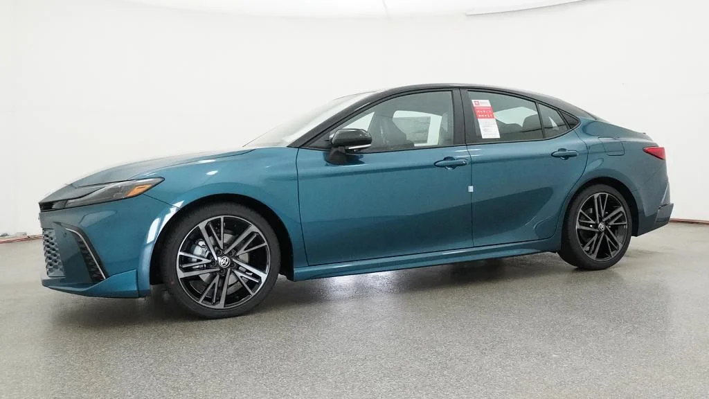 New 2026 Ocean Gem with Midnight Black Metallic roof Toyota XSE image 4