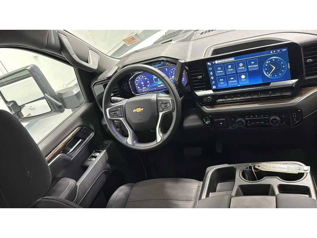 Used 2025 Summit White Chevrolet LT image 35