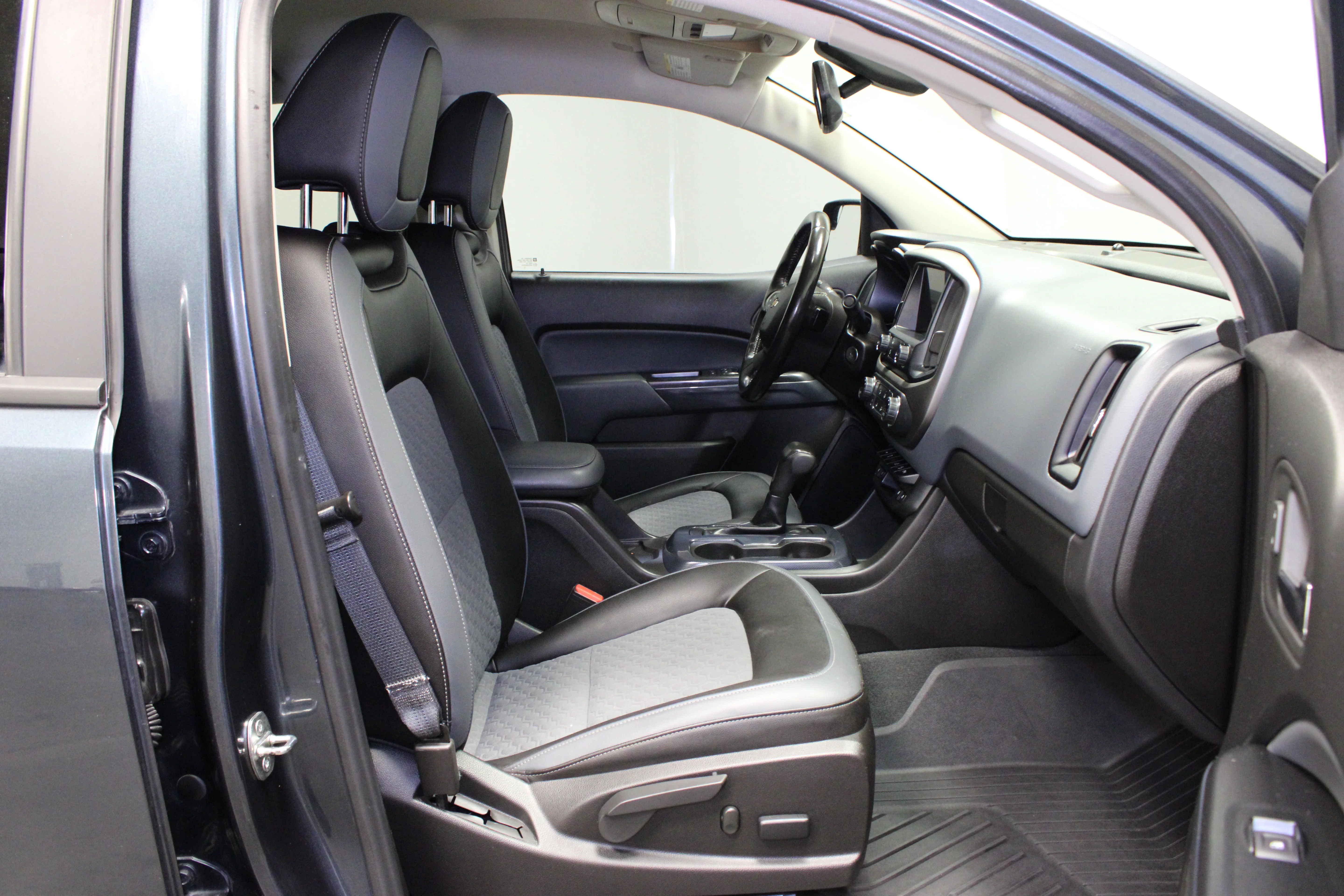 Used 2019 Shadow Gray Metallic Chevrolet Z71 image 15