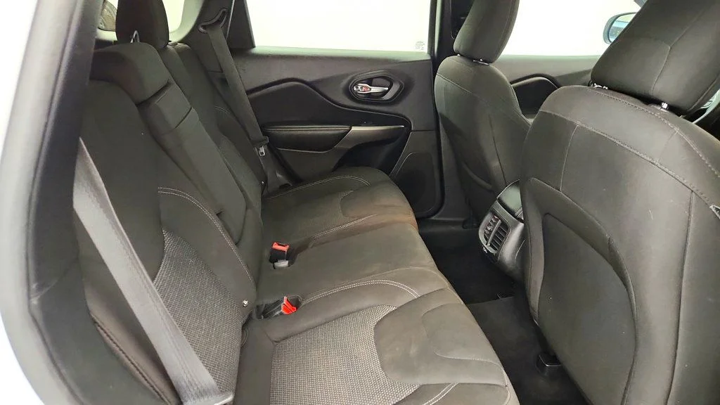 Used 2019 Bright White Clearcoat Jeep Latitude FWD image 22