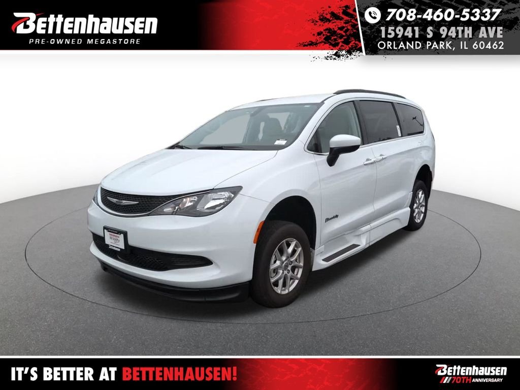 2021 Chrysler Voyager LXI's photo