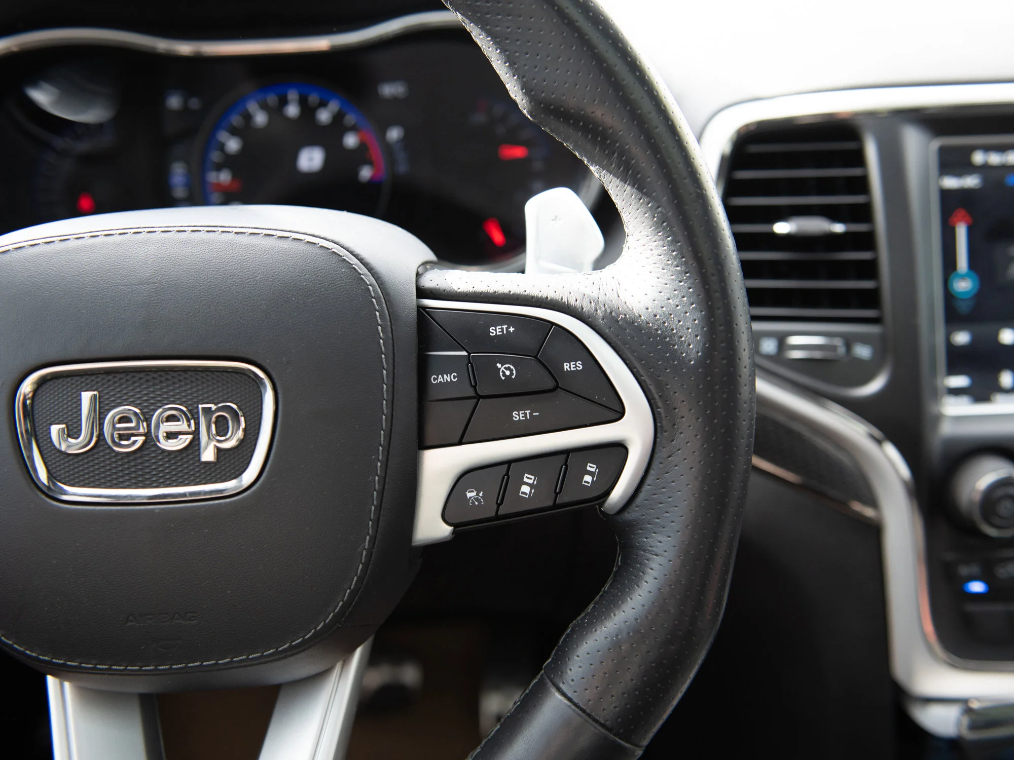 Used 2018 White Jeep Trackhawk * No Accidents | 707 HP | V8 Supercharged | Brembo | Trailer Tow | Heated/Vented Seats image 28