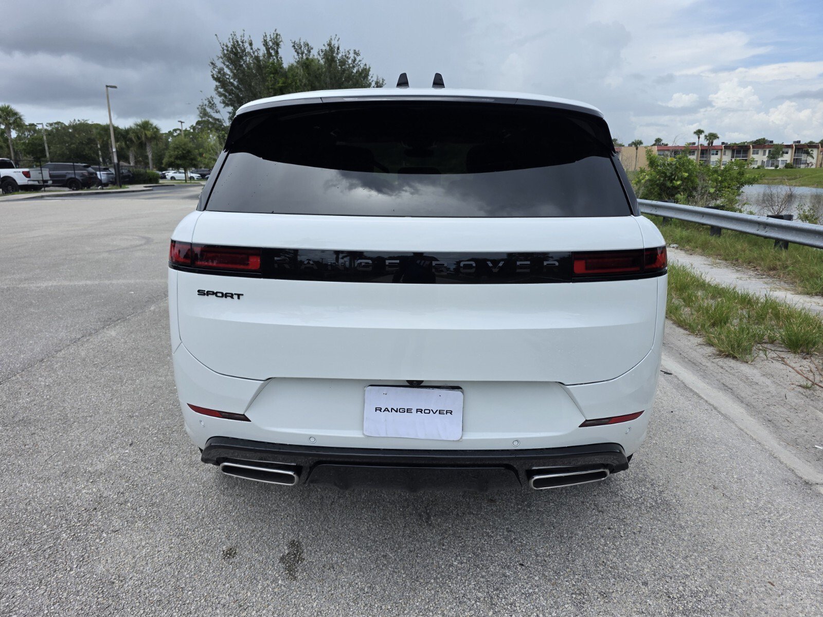 New 2026 Fuji White Land Rover P400 Dynamic SE image 6