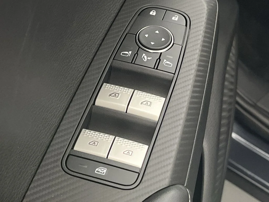 2025 Mitsubishi Outlander Plug-in Hybrid SE - Photo 14
