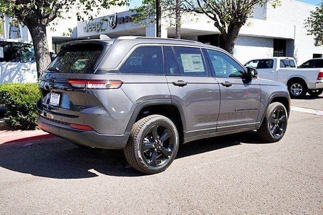 New 2026 Baltic Gray Metallic Clear-Coat Exterior Paint Jeep Limited image 9