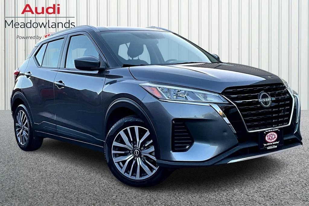 Used 2022 Gray Nissan SV image 3