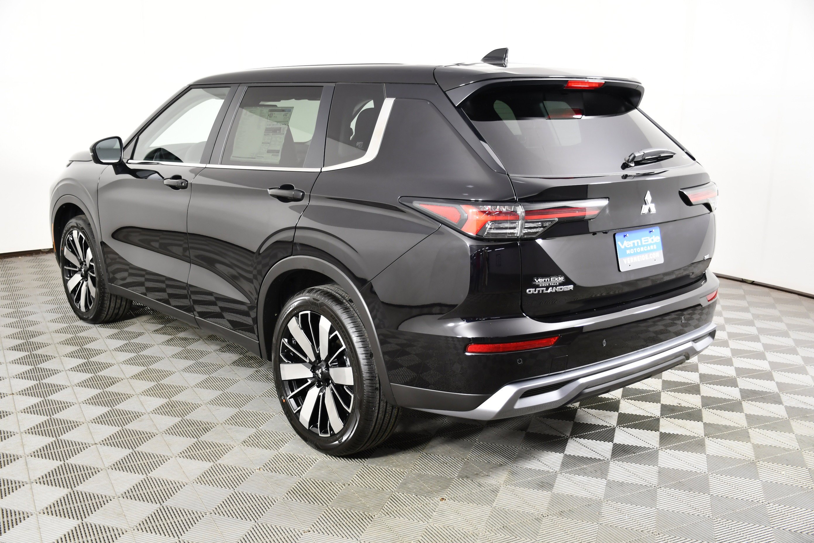 New 2026 Labrador Black Pearl Mitsubishi SE image 7