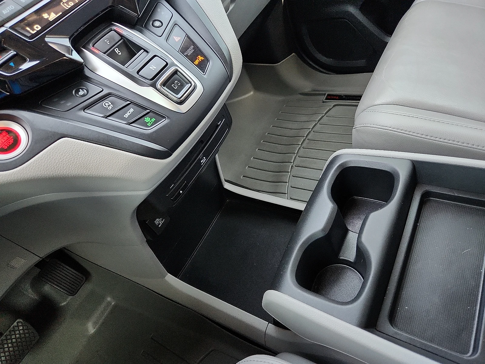Used 2018 Lunar Silver Metallic Honda Touring image 25