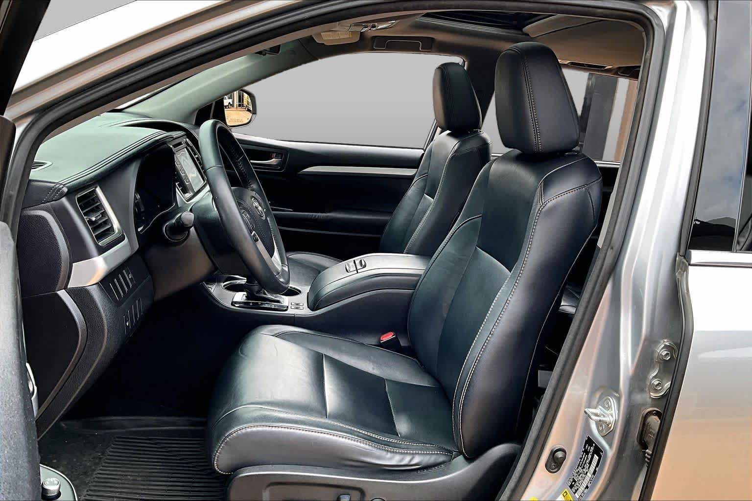 Used 2016 Silver Sky Metallic Toyota XLE image 8