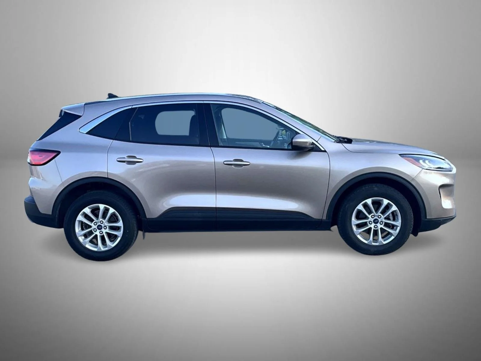 Used 2021 Gold Ford SE image 4