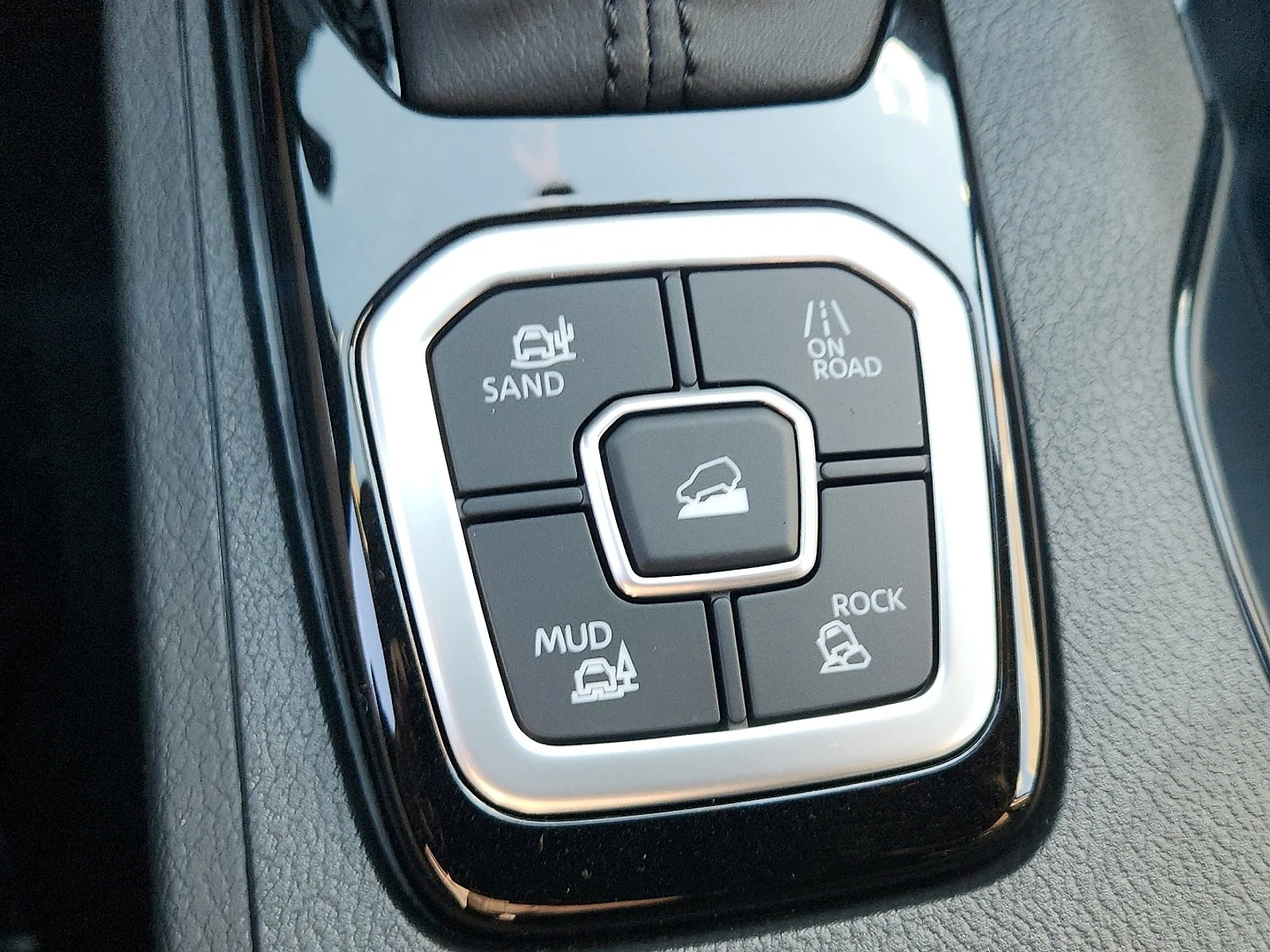 New 2026 Boulder Gray Pearl Nissan Crew Cab SV image 15