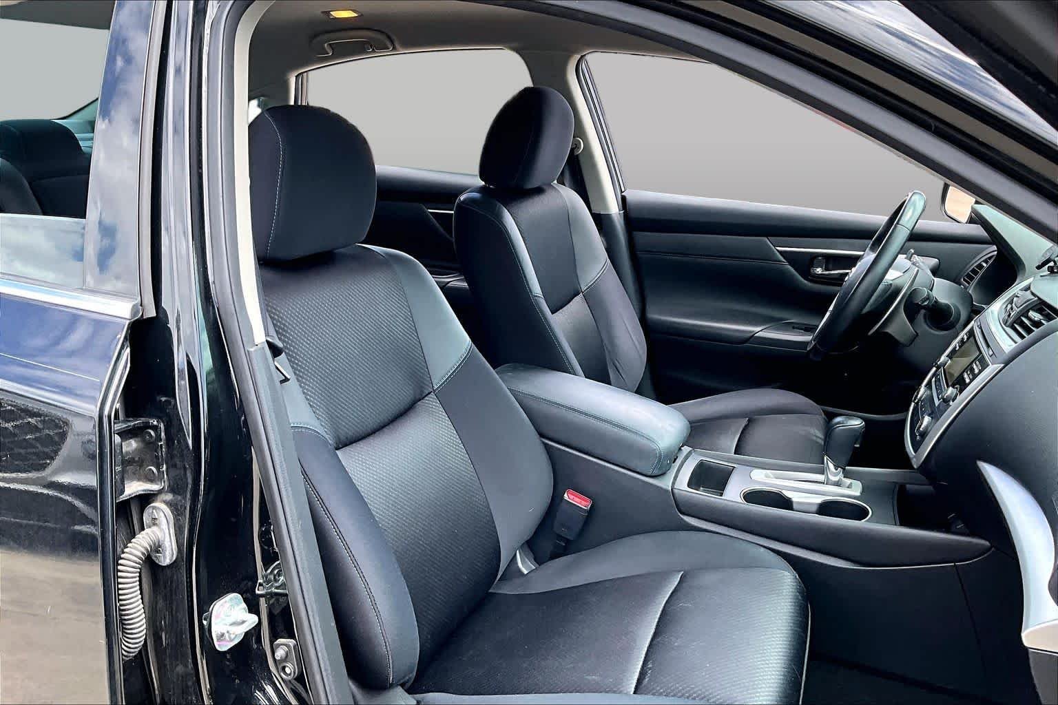Used 2016 Super Black Nissan 2.5 SR image 9