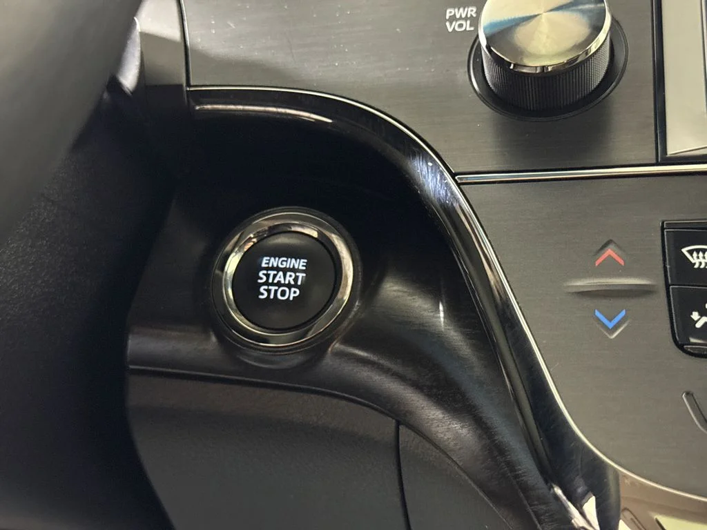 Used 2018 Gray Toyota XLE Premium image 27