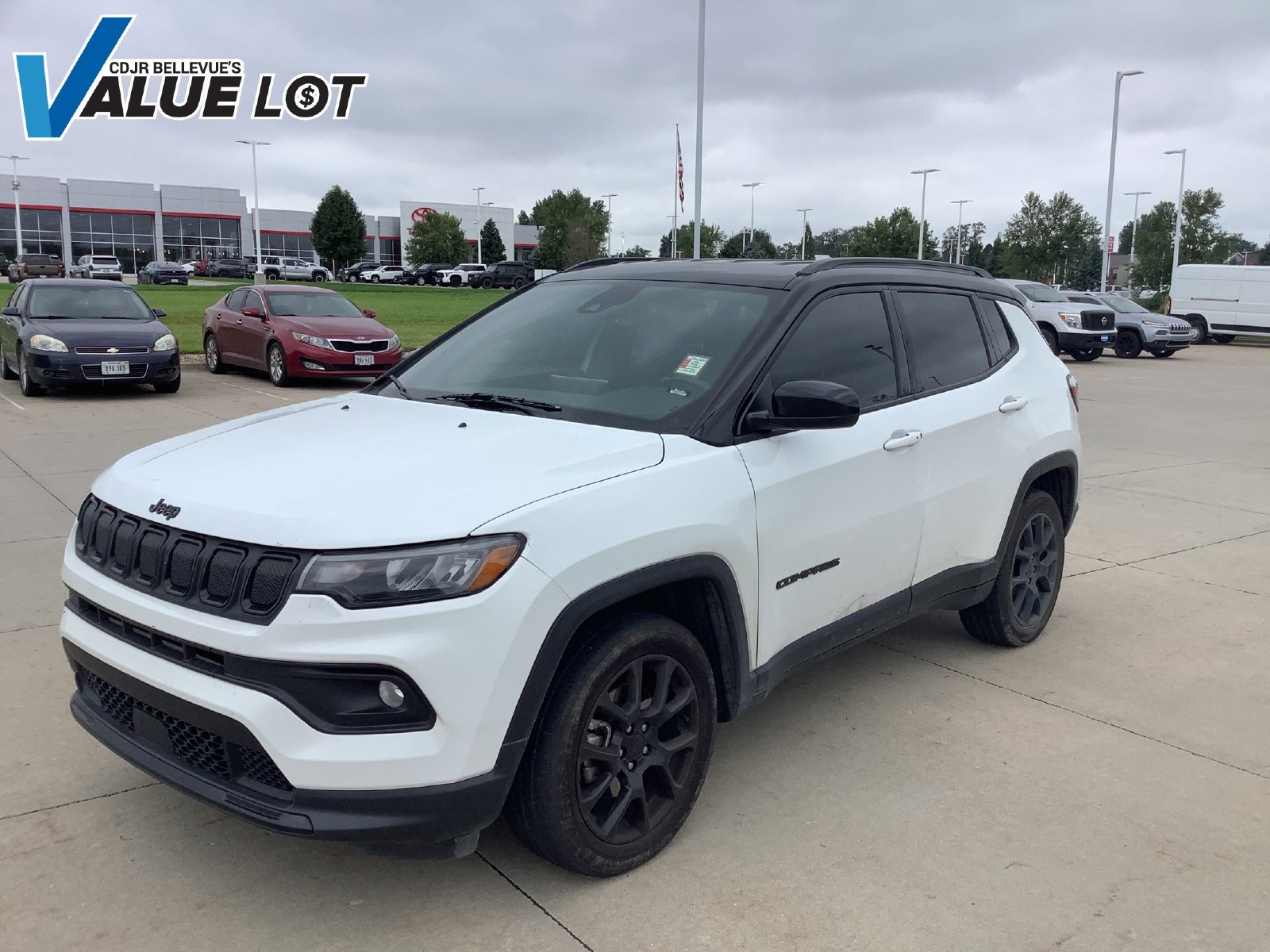 Used 2022 White Jeep Latitude image 1