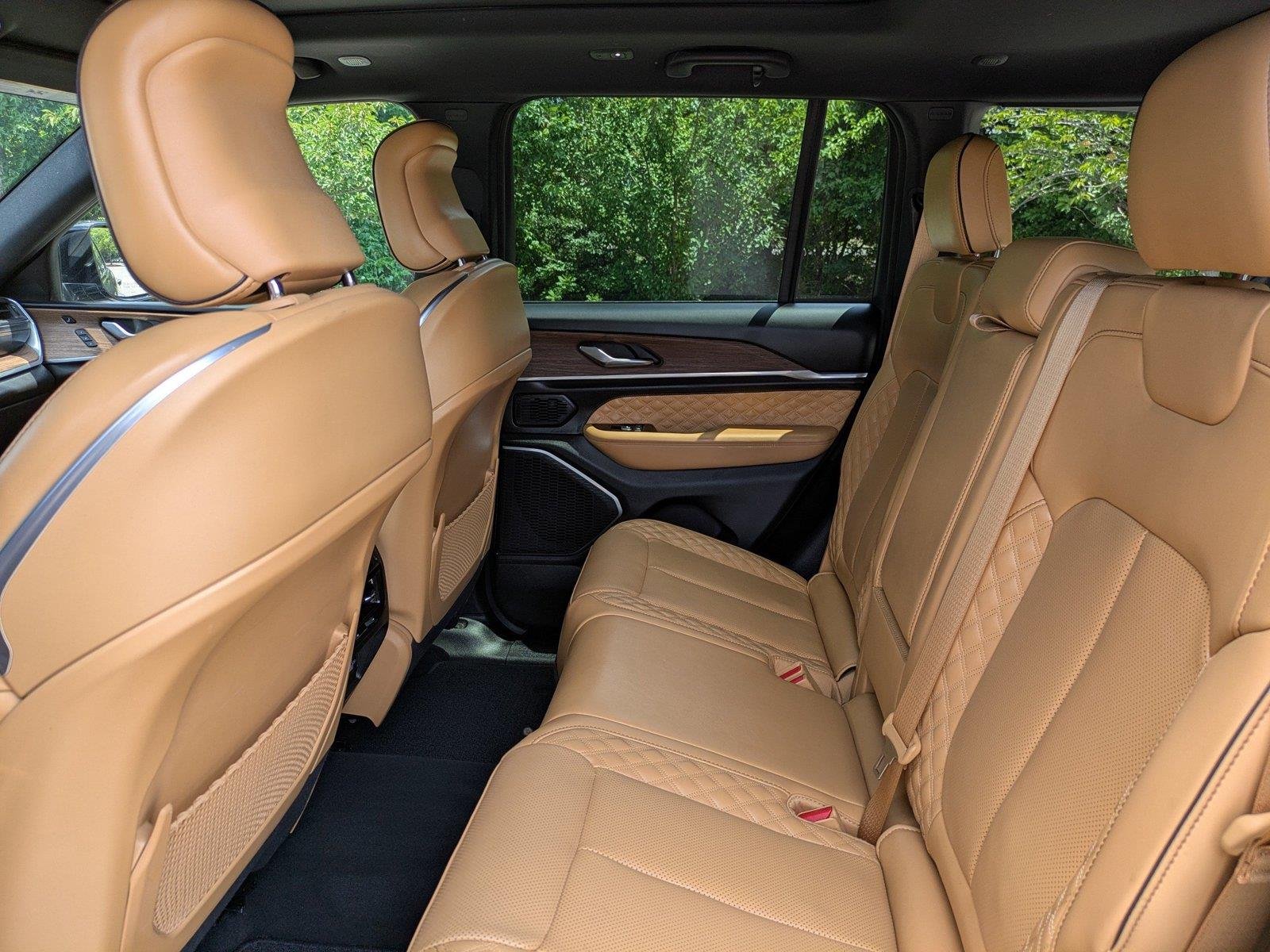 Used 2023 Diamond Black Crystal Pearlcoat Jeep Summit image 14