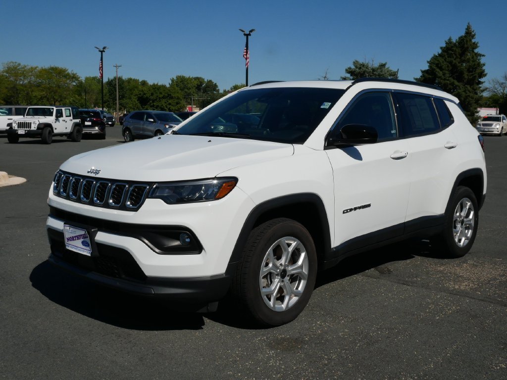 Certified Used 2025 Bright White Clearcoat Jeep Latitude image 4