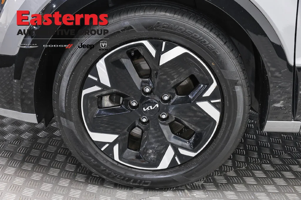 Used 2023 Gray Kia Wind image 32