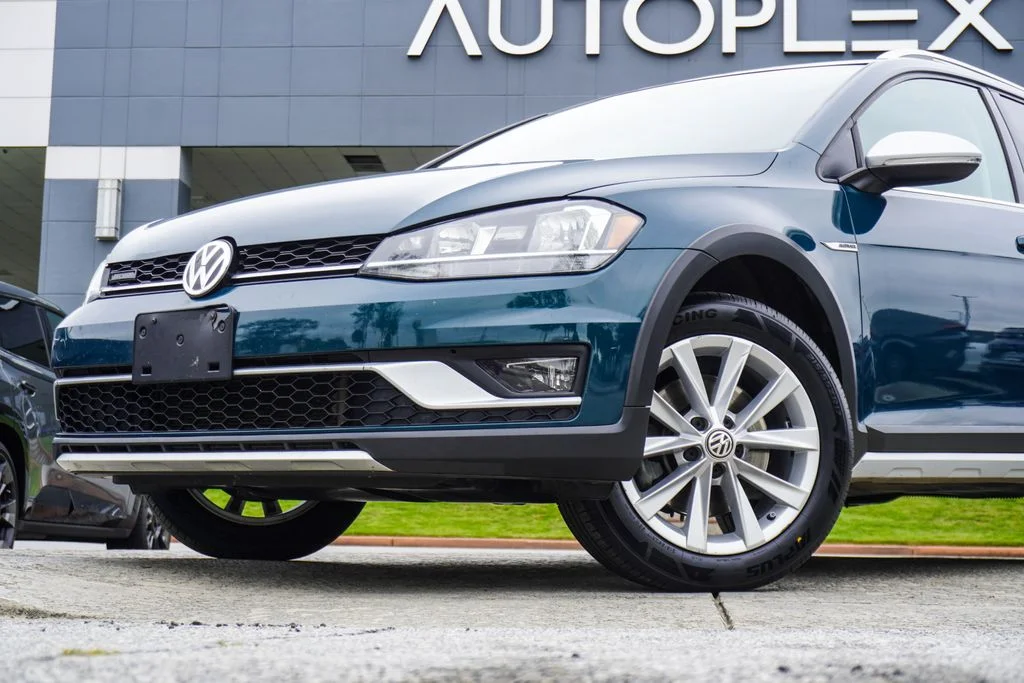 Used 2019  Volkswagen TSI S image 2