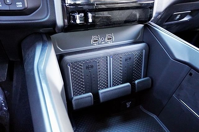 New 2026 Granite Crystal Metallic Clear-Coat Exterior Paint RAM Laramie image 37