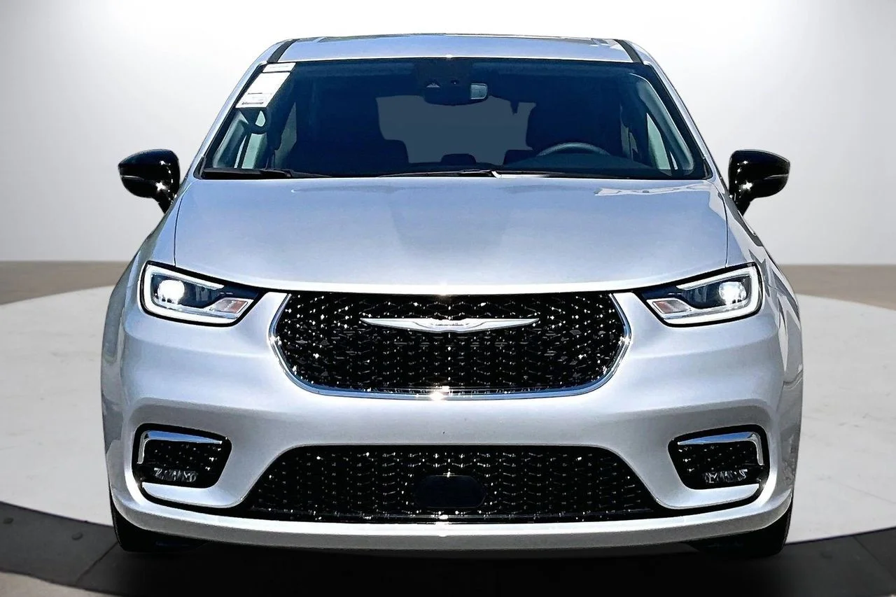 Used 2024 Silver Chrysler Touring L image 3