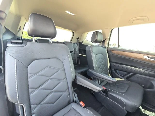 Used 2024  Volkswagen 2.0T SE w/Technology image 17