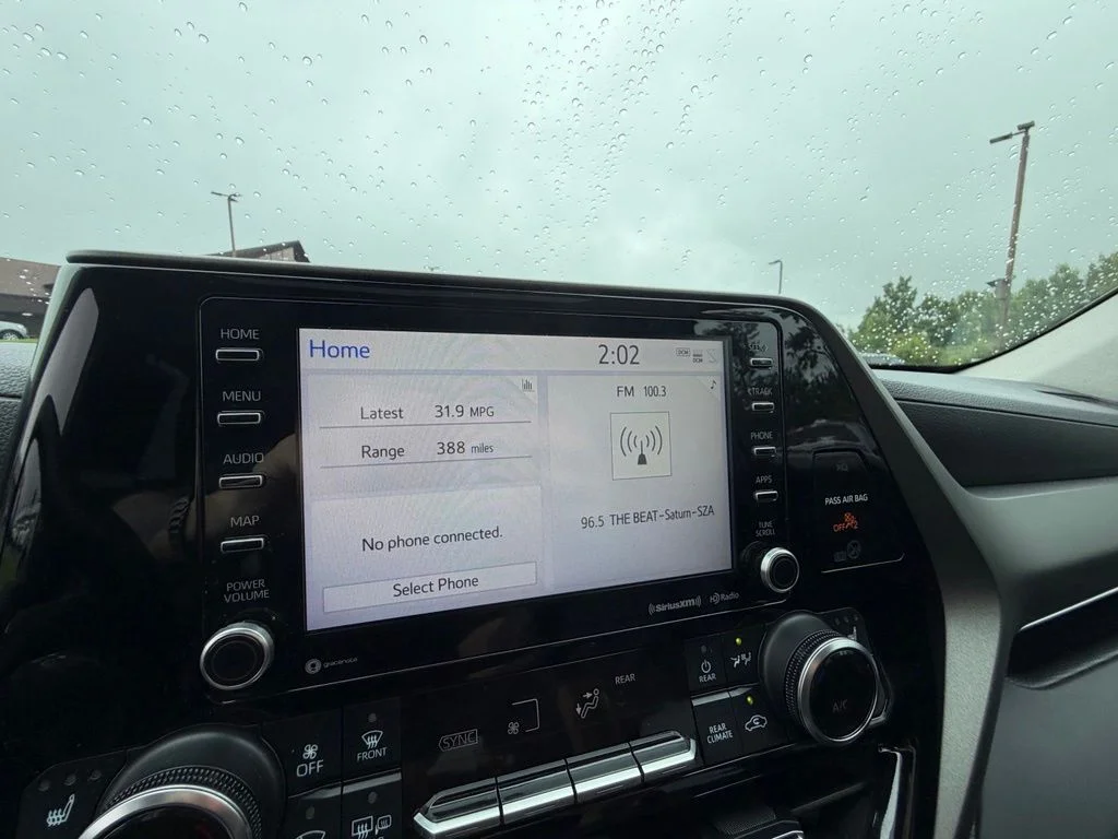 Used 2021 Silver Toyota XLE image 21