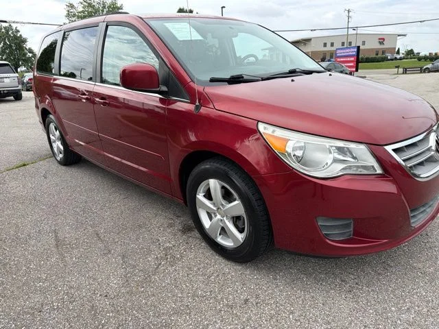 2011 Volkswagen Routan SE's photo