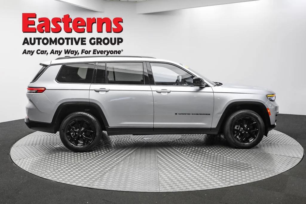 Used 2024 Silver Jeep Altitude image 4