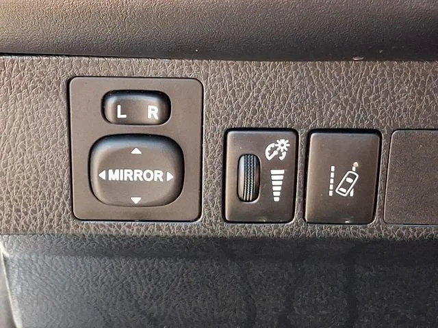 Used 2018 White Toyota SE image 27