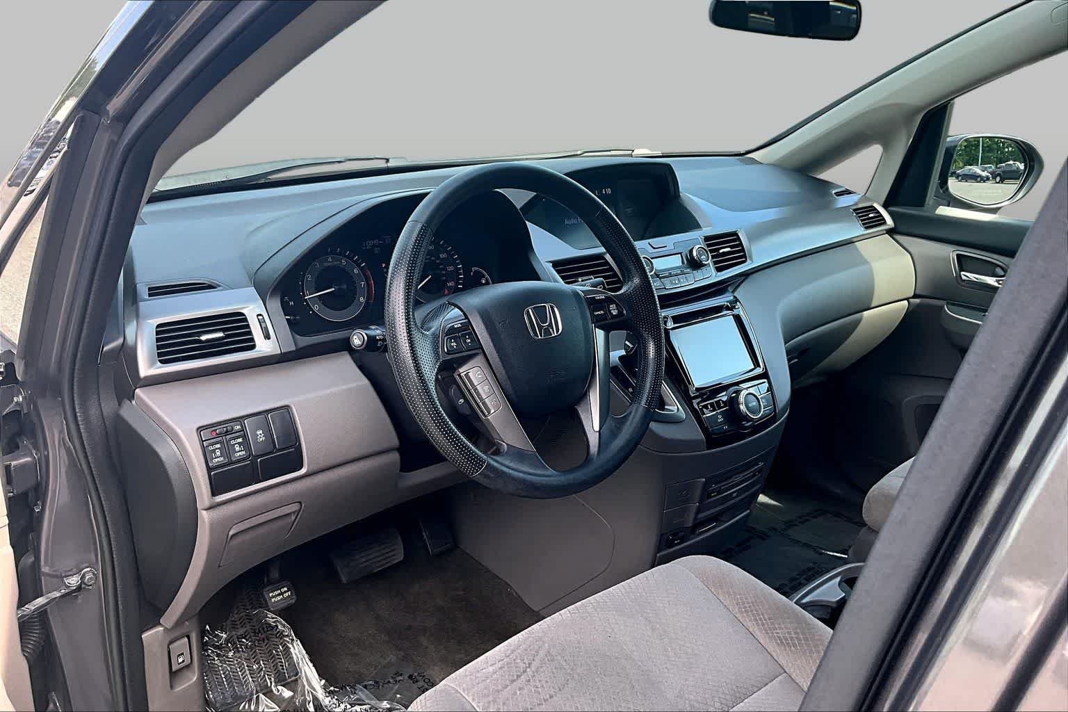 Used 2016 Modern Steel Metallic Honda SE image 17