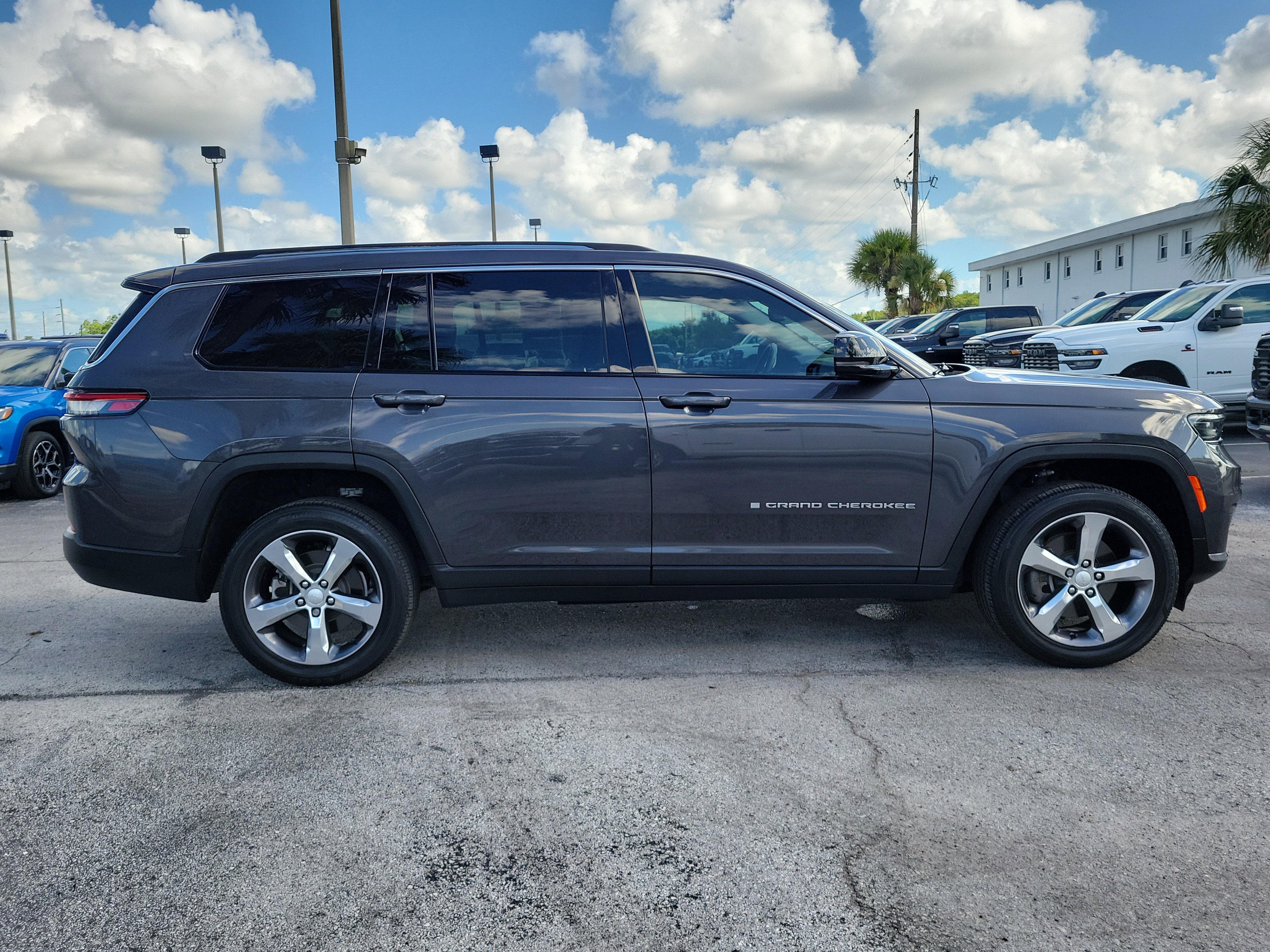 Used 2022 Baltic Gray Metallic Clearcoat Jeep Limited image 7