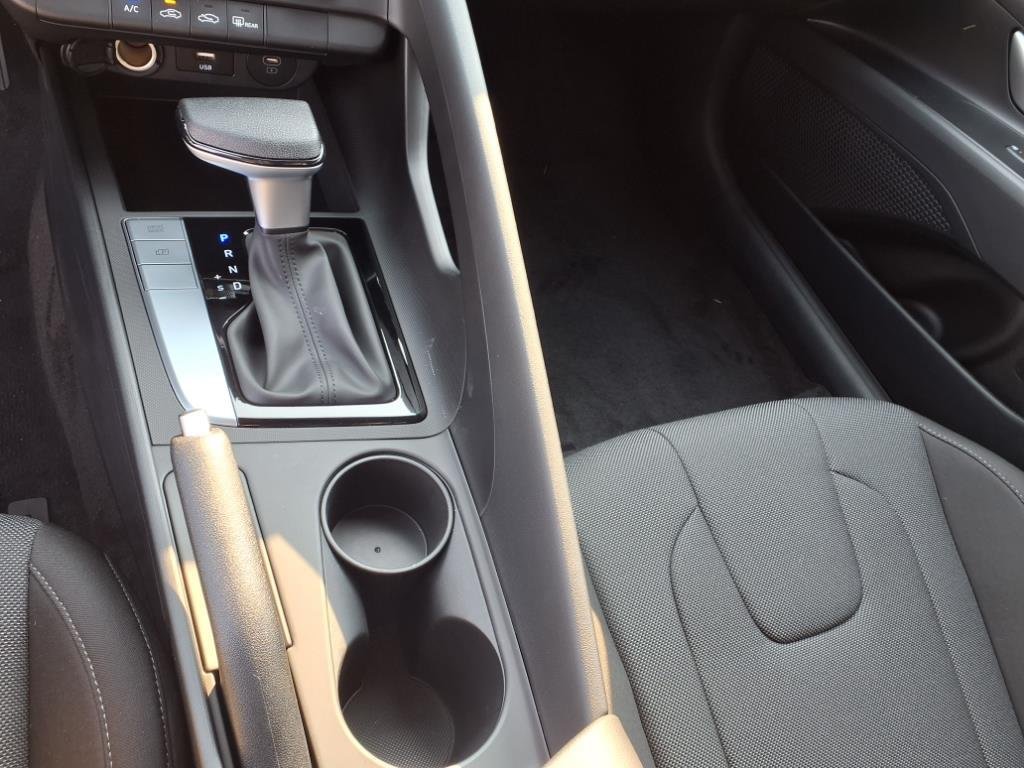 2025 Hyundai Elantra SE - Photo 9