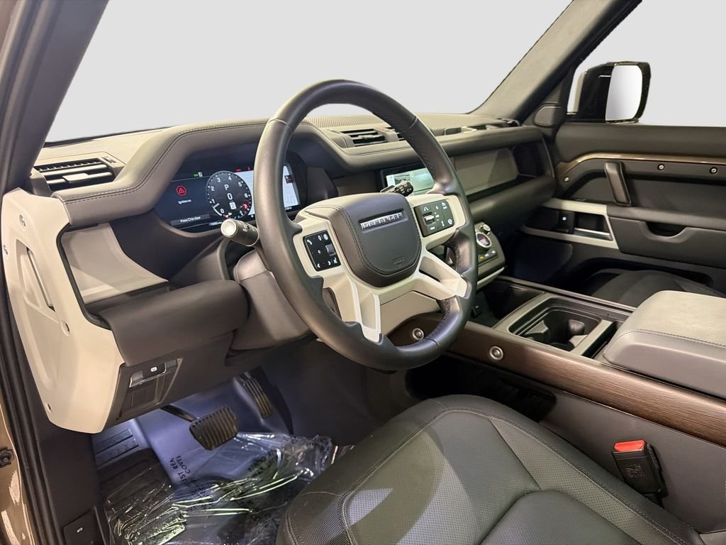 Used 2024  Land Rover X-Dynamic SE image 4