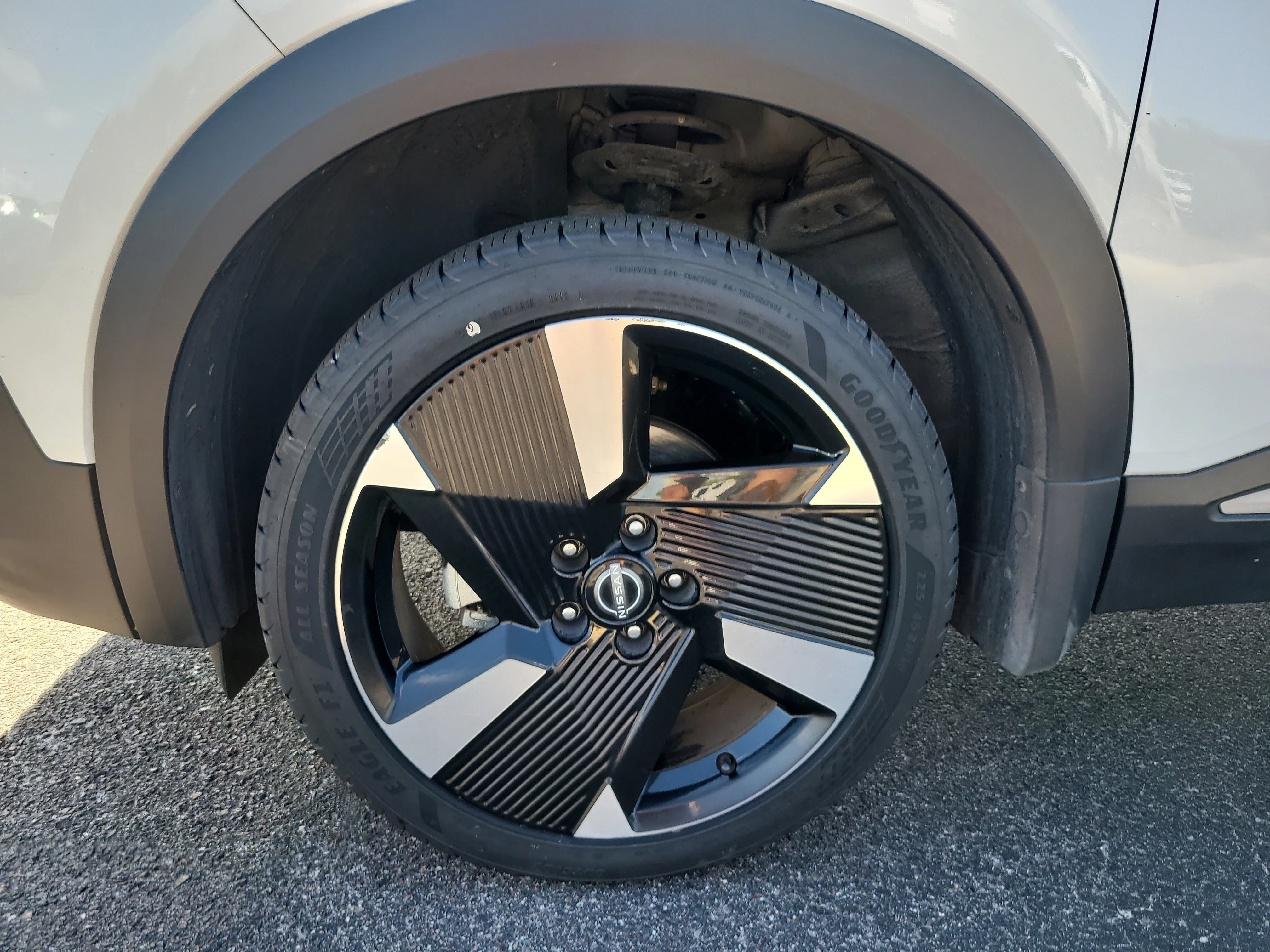 Used 2025 Aspen White Tricoat Nissan SR image 8