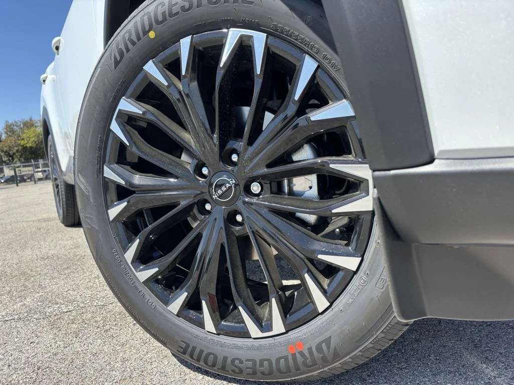 New 2026 Everest White Pearl TriCoat Nissan Dark Armor™ image 9