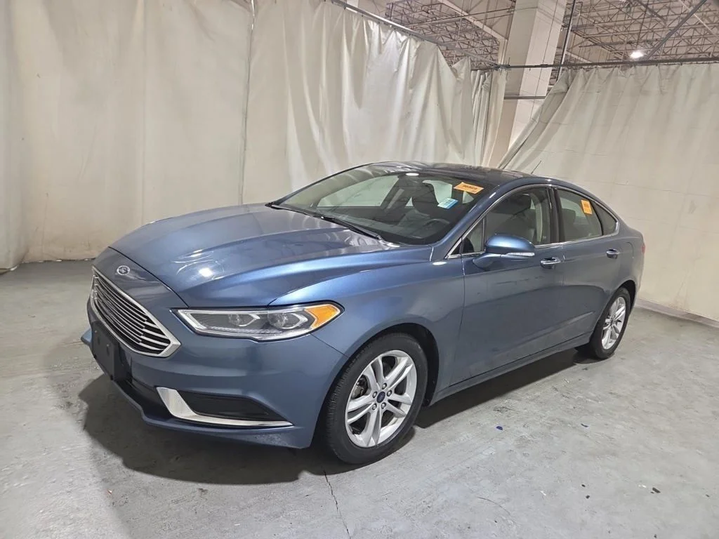 Used 2018 Blue Ford SE image 2