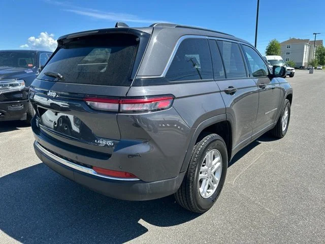 Used 2024 Gray Jeep Laredo image 6