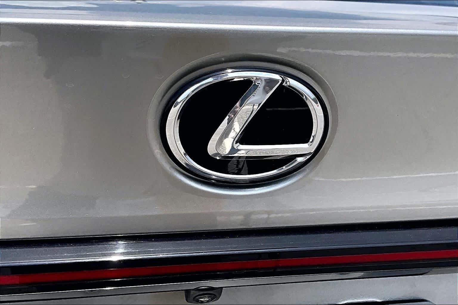Used 2021 Atomic Silver Lexus  image 19
