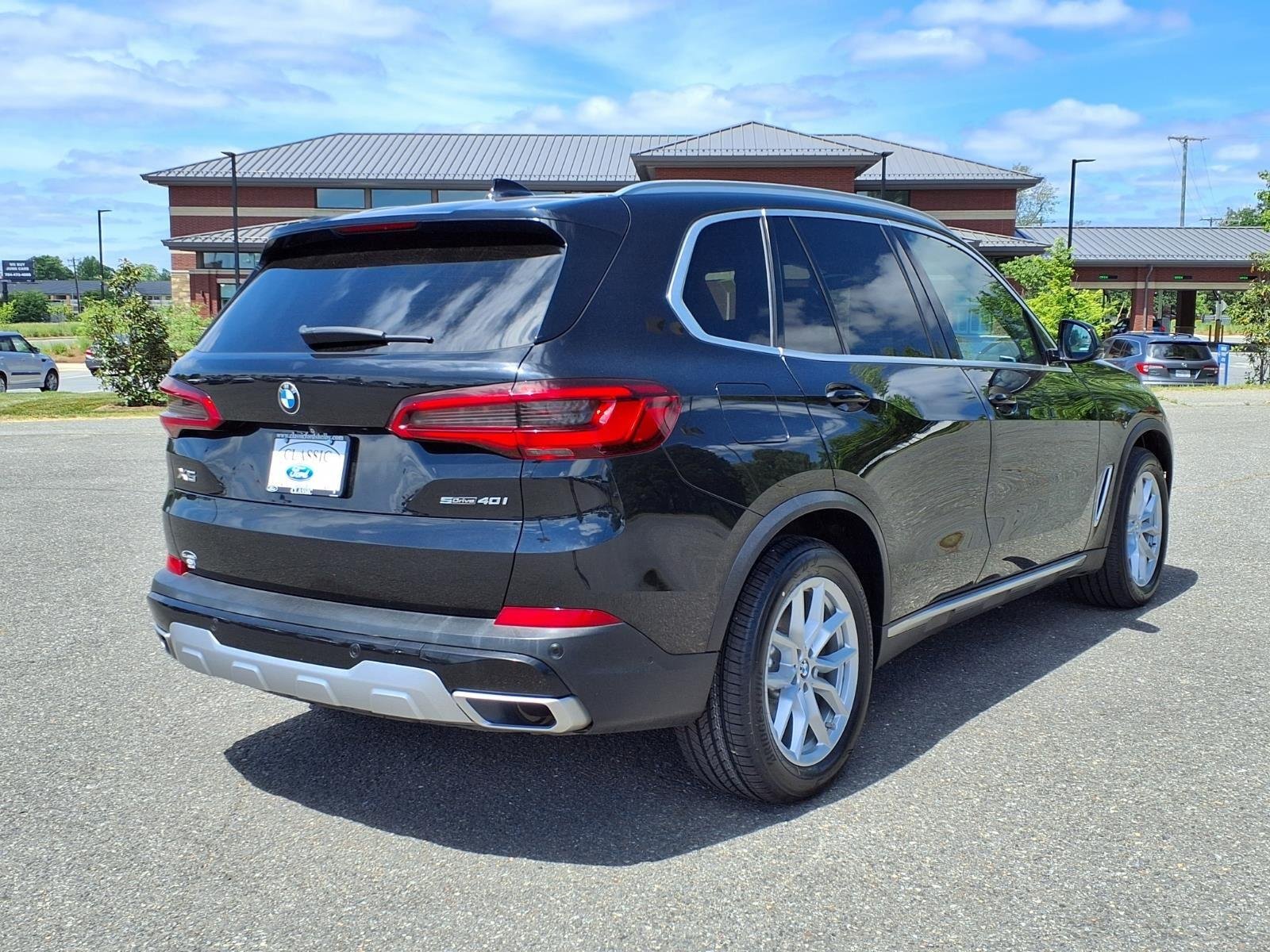 Used 2020 Black Sapphire Metallic BMW sDrive40i image 2