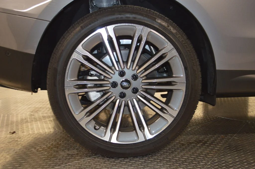 Used 2025 Gray Land Rover SE image 13