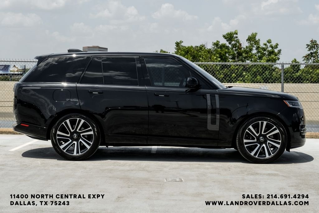 Used 2023 Santorini Black Metallic Land Rover SE image 5