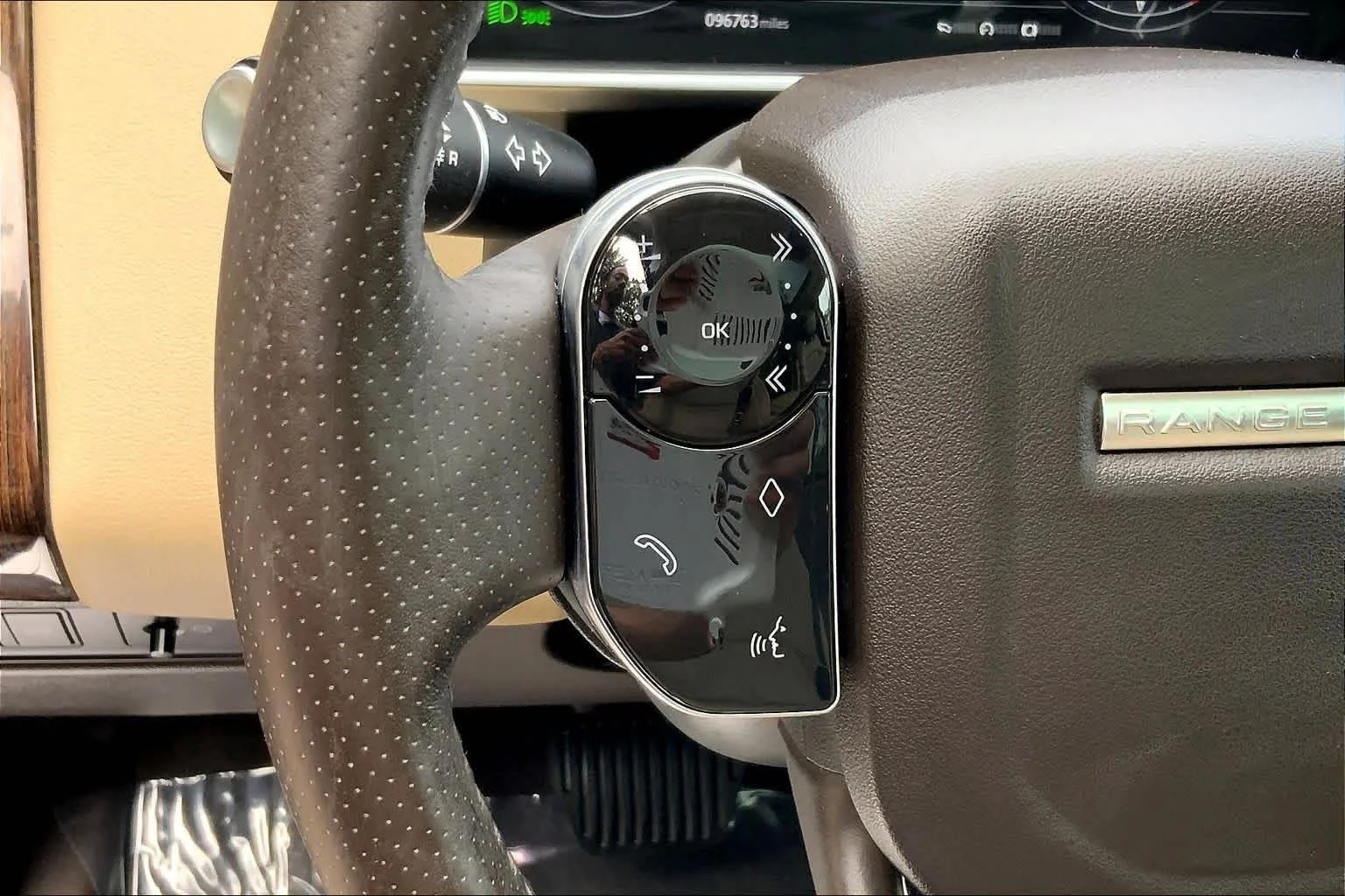 Used 2018 Narvik Black Land Rover HSE image 22