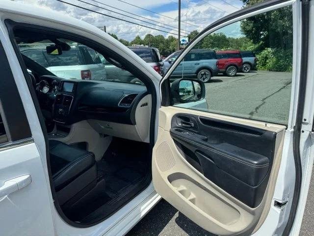 Used 2019 White Dodge SXT image 15