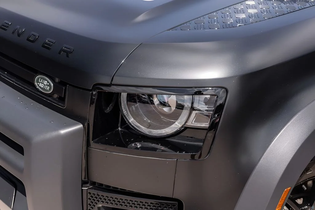Used 2023  Land Rover SE image 3