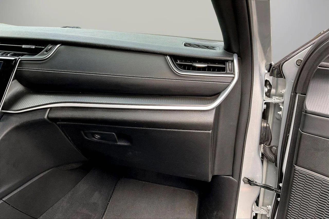 Used 2024 Silver Jeep Altitude image 20