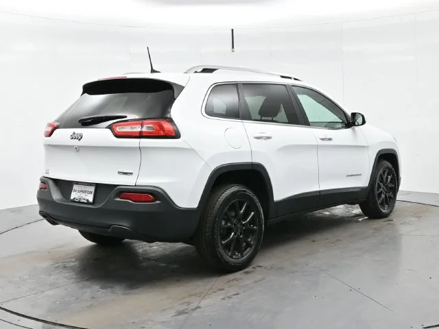 Used 2018 Bright White Clearcoat Jeep Latitude Plus image 7