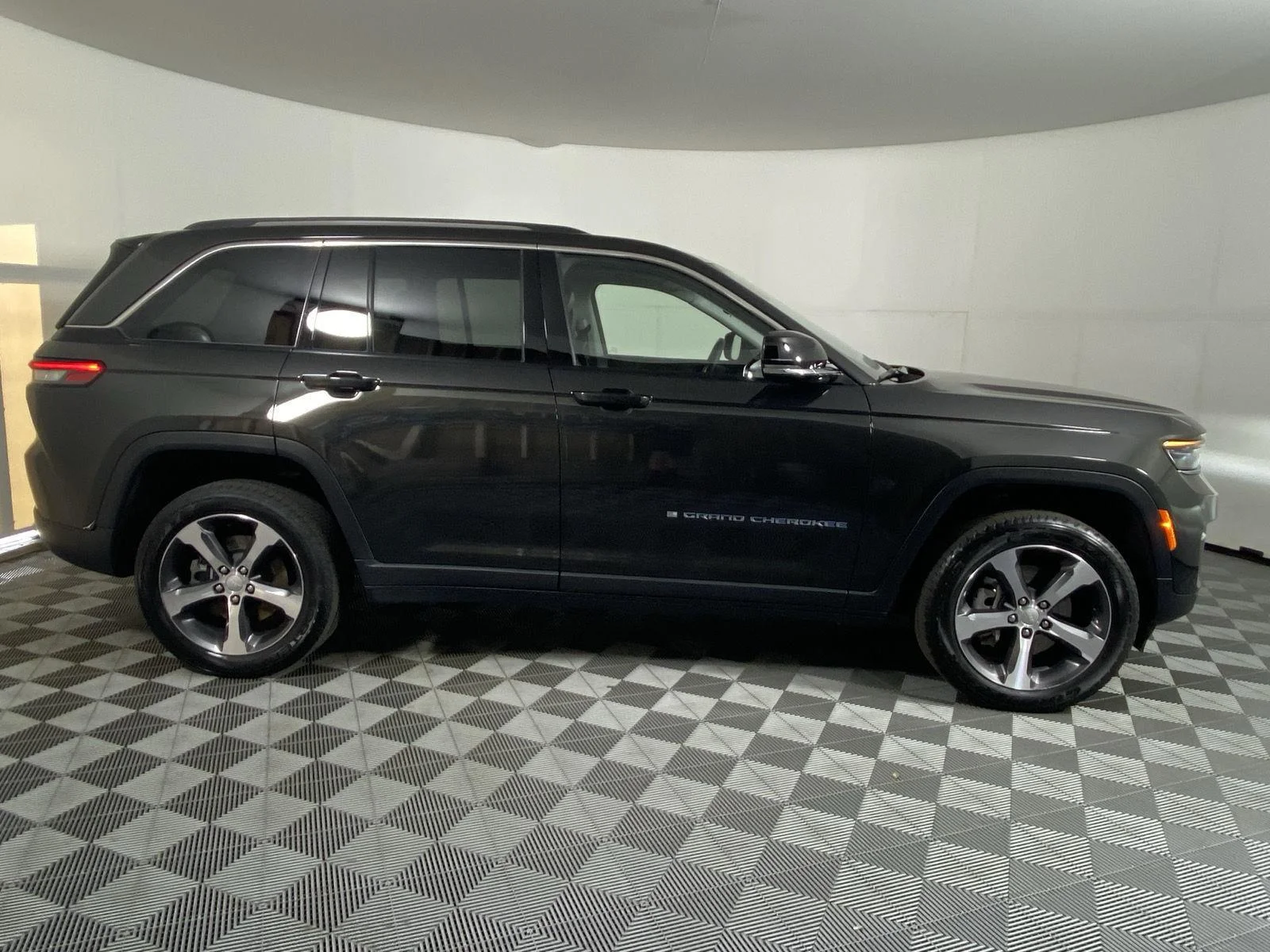 Used 2023 Rocky Mountain Pearlcoat Jeep  image 3