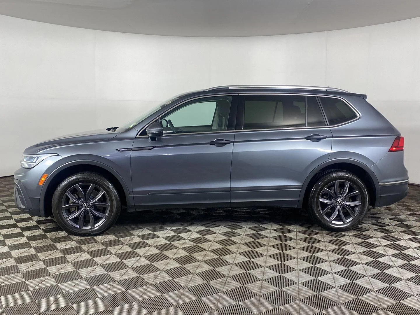 Used 2023 Platinum Gray Metallic Volkswagen SE image 27